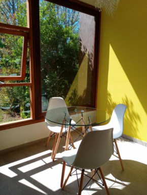 casita moderna frente al bosque